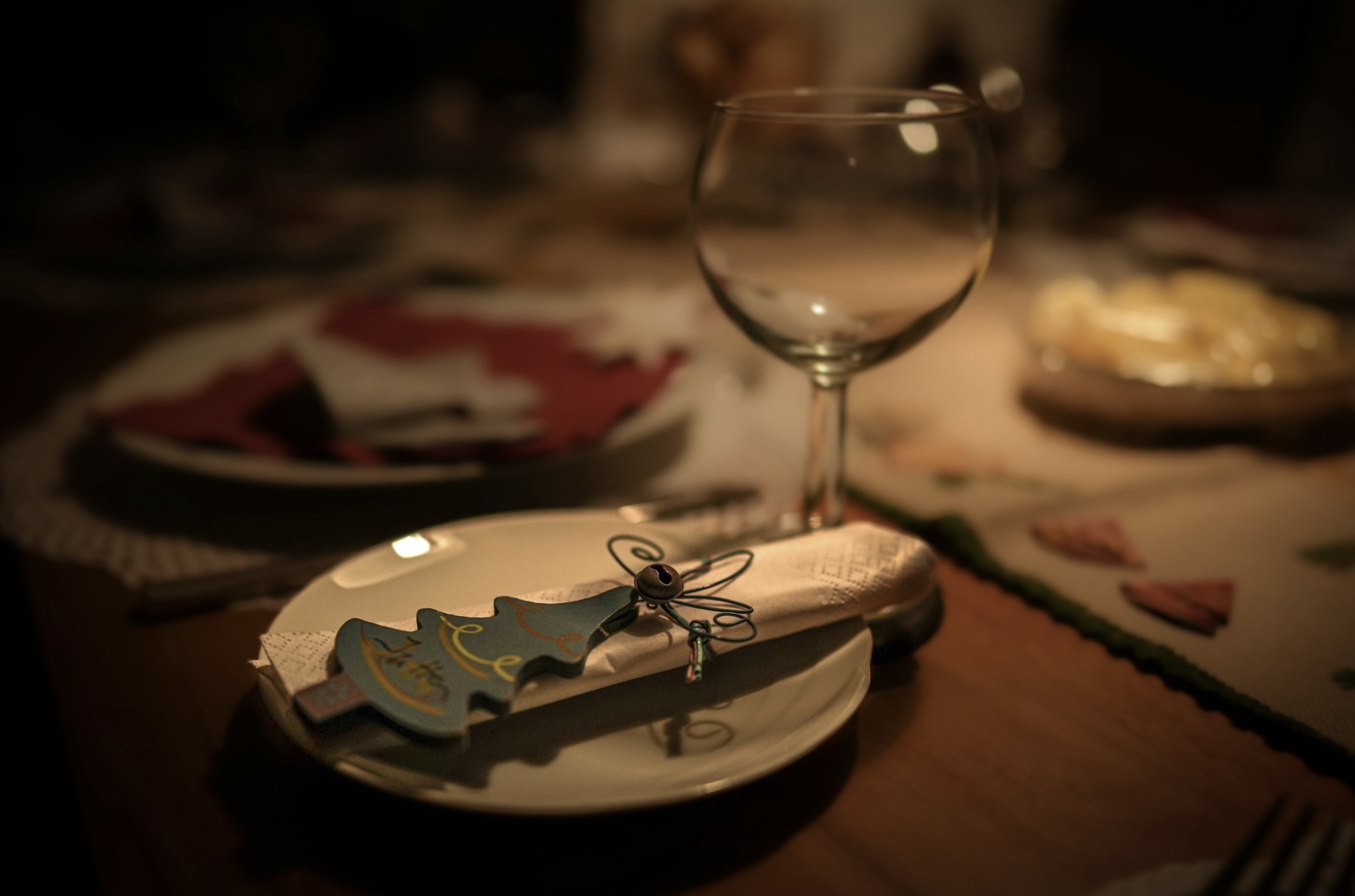 dekket bord med julegran-pynt på tallrik